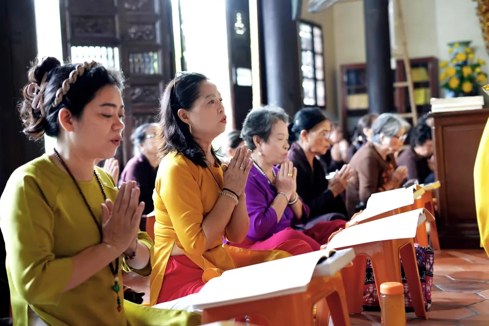 Phật tử thành tâm tụng kinh